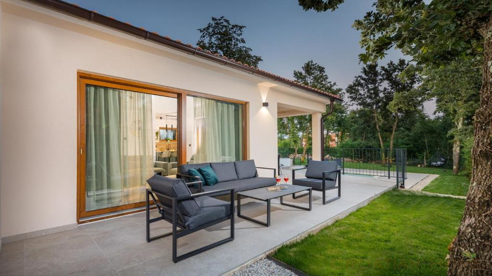 Eleganter Neubau Bungalow mit Pool - Ruhe&comma; Privatsph&auml;re und ganzj&auml;hriger Wohnkomfort