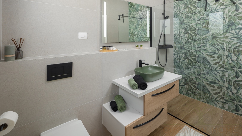 Neubau Bungalow mit beheiztem Pool&comma; Wellnessraum&sol;Fittnessraum&comma; bioklimatische Pergola und Fussbodenheizung&comma; K&uuml;che im Preis inbgrf&comma;