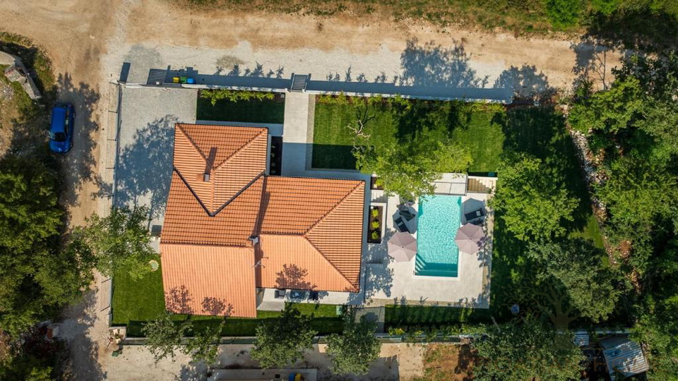 Eleganter Neubau Bungalow mit Pool - Ruhe&comma; Privatsph&auml;re und ganzj&auml;hriger Wohnkomfort