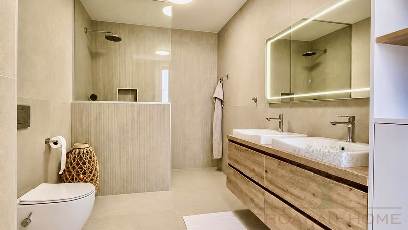 NEUBAU VILLA MIT POOL NUR 1500 M VOM MEER