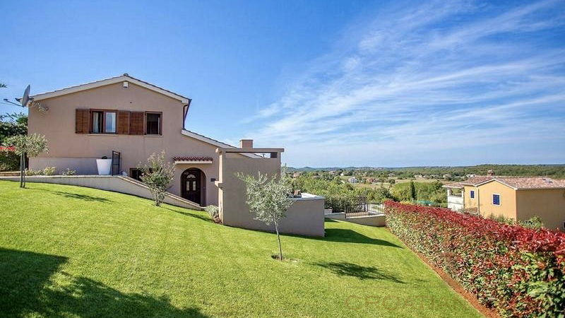 FRESITEHENDES HAUS MIT POOL UND MEERBLICK NUR 7 KM VON POREC