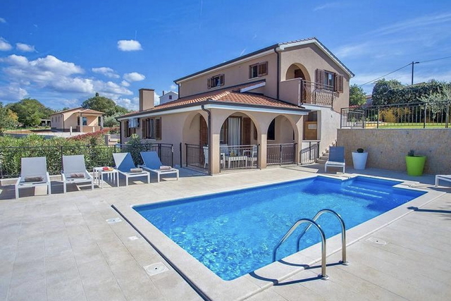 FRESITEHENDES HAUS MIT POOL UND MEERBLICK NUR 7 KM VON POREC