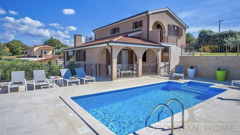FRESITEHENDES HAUS MIT POOL UND MEERBLICK NUR 7 KM VON POREC