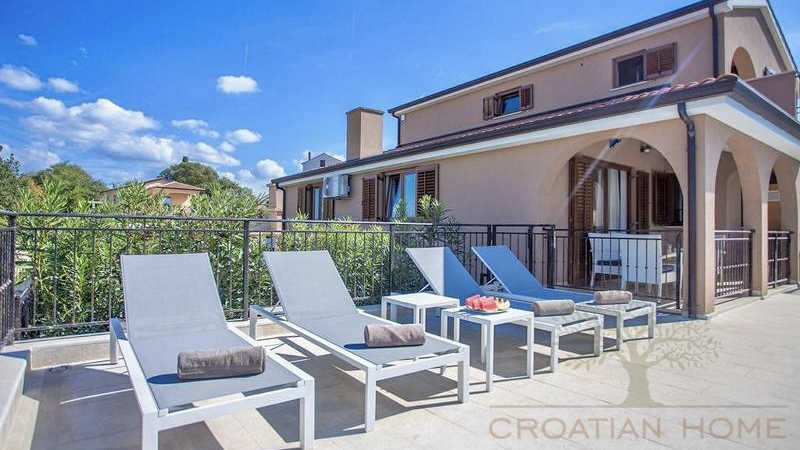 FRESITEHENDES HAUS MIT POOL UND MEERBLICK NUR 7 KM VON POREC