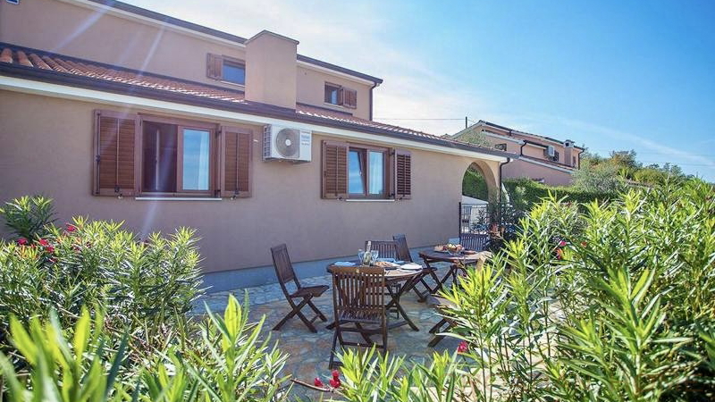 FRESITEHENDES HAUS MIT POOL UND MEERBLICK NUR 7 KM VON POREC
