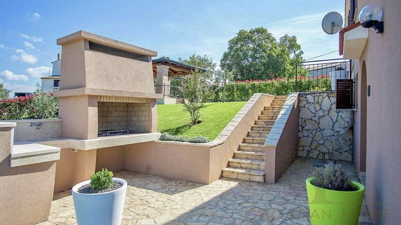 FRESITEHENDES HAUS MIT POOL UND MEERBLICK NUR 7 KM VON POREC