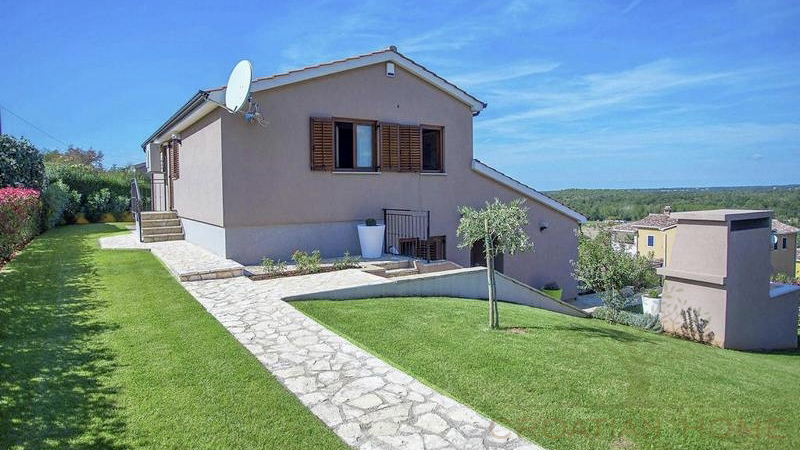FRESITEHENDES HAUS MIT POOL UND MEERBLICK NUR 7 KM VON POREC