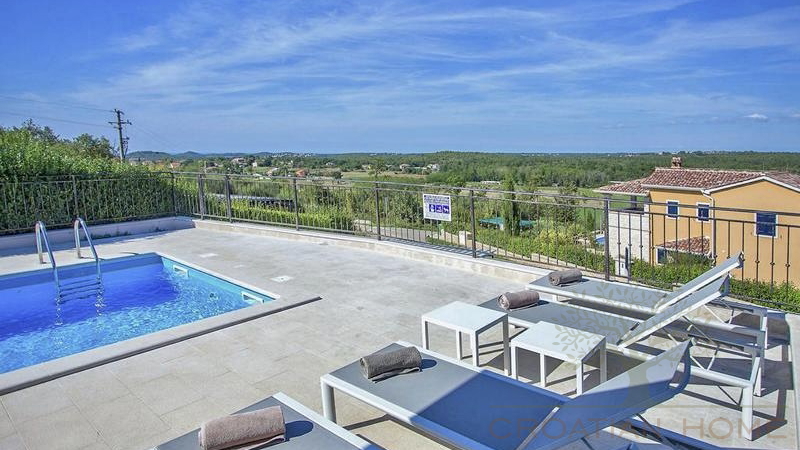 FRESITEHENDES HAUS MIT POOL UND MEERBLICK NUR 7 KM VON POREC