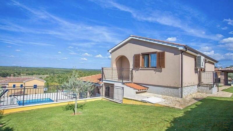 FRESITEHENDES HAUS MIT POOL UND MEERBLICK NUR 7 KM VON POREC