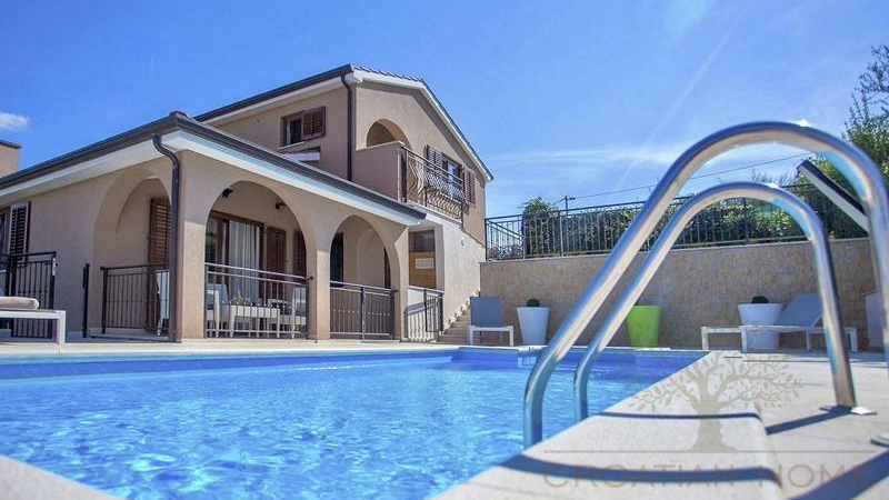 FRESITEHENDES HAUS MIT POOL UND MEERBLICK NUR 7 KM VON POREC