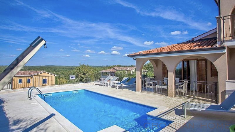 FRESITEHENDES HAUS MIT POOL UND MEERBLICK NUR 7 KM VON POREC