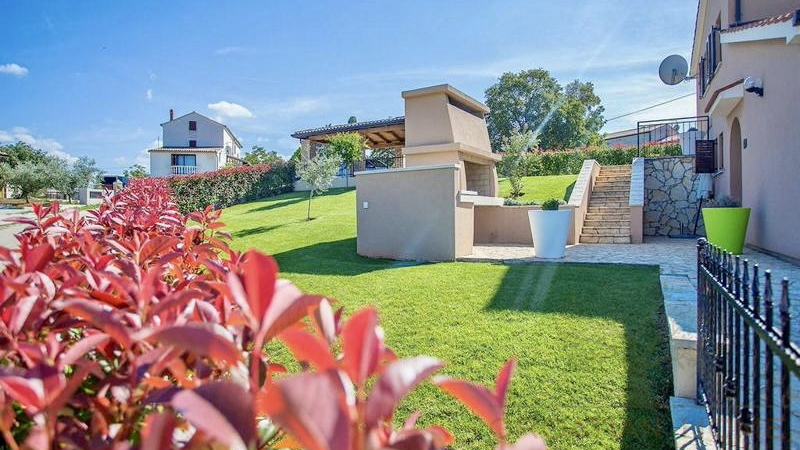 FRESITEHENDES HAUS MIT POOL UND MEERBLICK NUR 7 KM VON POREC