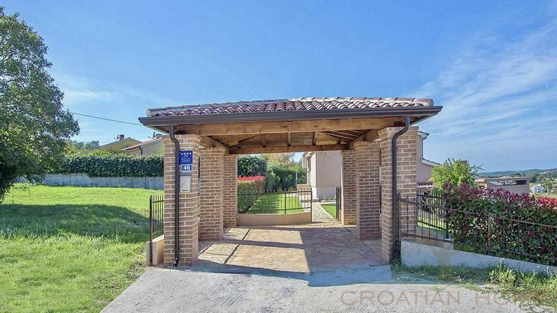 FRESITEHENDES HAUS MIT POOL UND MEERBLICK NUR 7 KM VON POREC