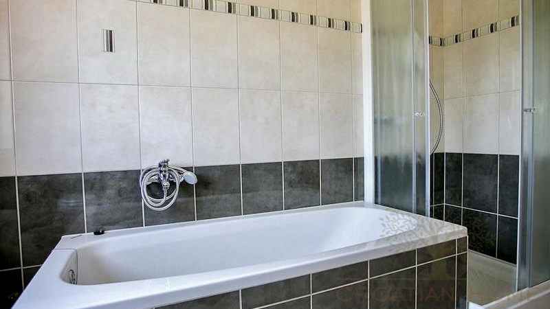 FRESITEHENDES HAUS MIT POOL UND MEERBLICK NUR 7 KM VON POREC