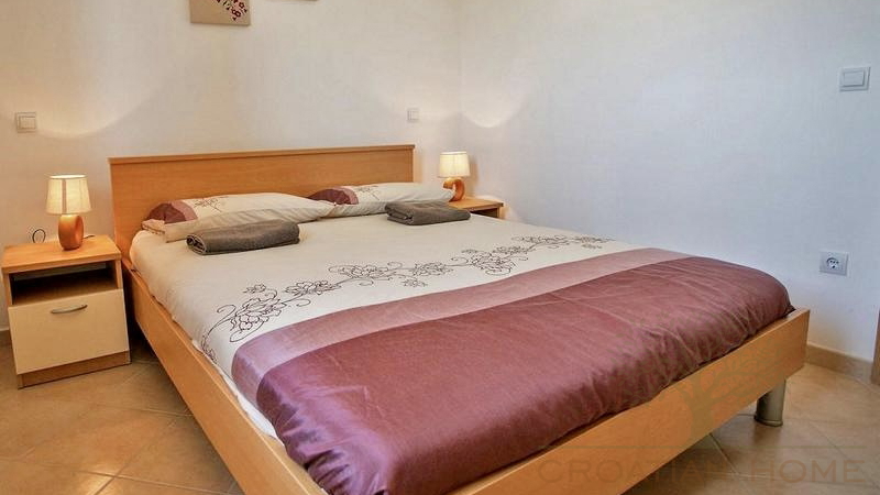 FRESITEHENDES HAUS MIT POOL UND MEERBLICK NUR 7 KM VON POREC