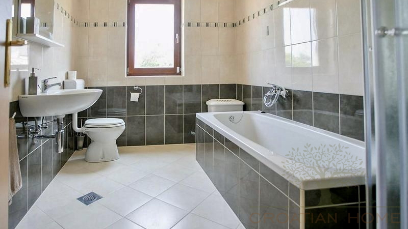 FRESITEHENDES HAUS MIT POOL UND MEERBLICK NUR 7 KM VON POREC
