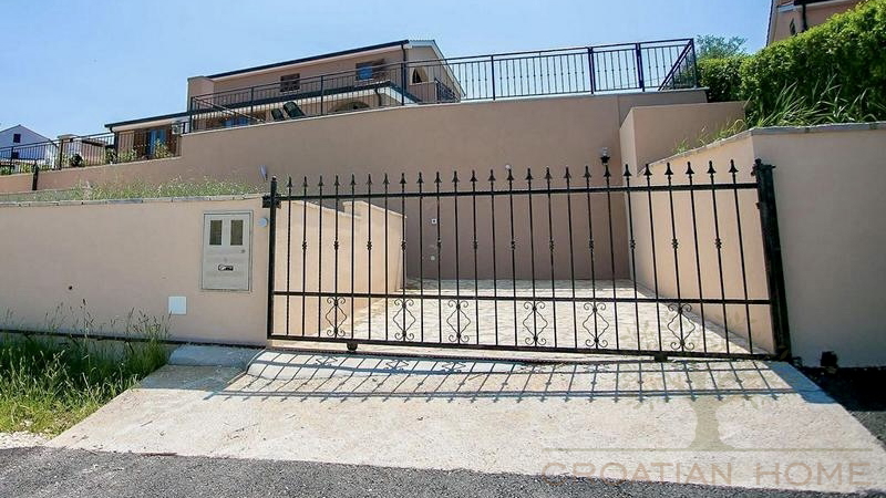 FRESITEHENDES HAUS MIT POOL UND MEERBLICK NUR 7 KM VON POREC