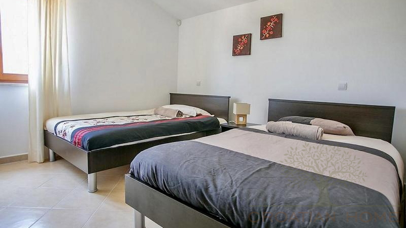FRESITEHENDES HAUS MIT POOL UND MEERBLICK NUR 7 KM VON POREC