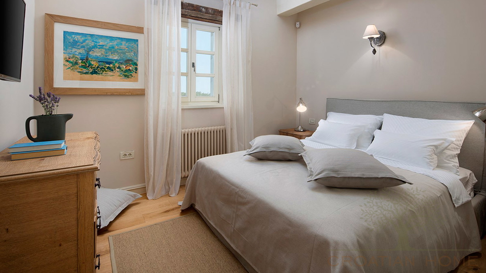 STEINHAUS-VILLA MIT POOL UND 4 SCHLAFZIMMERN -RUHIGE LAGE&excl;