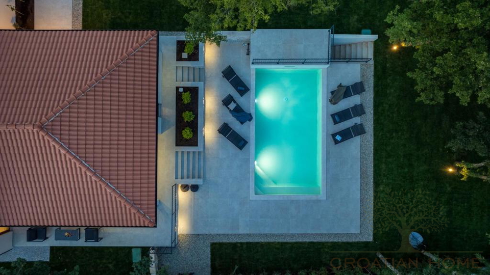 Eleganter Neubau Bungalow mit Pool - Ruhe&comma; Privatsph&auml;re und ganzj&auml;hriger Wohnkomfort