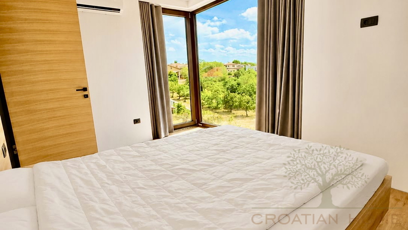 NEUBAU VILLA MIT POOL NUR 1500 M VOM MEER