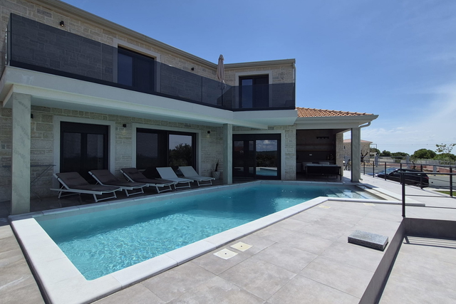 MEDITERRANE TRAUMVILLA MIT POOL UND MEERBLICK KOMPLETT AUSGESTATTET