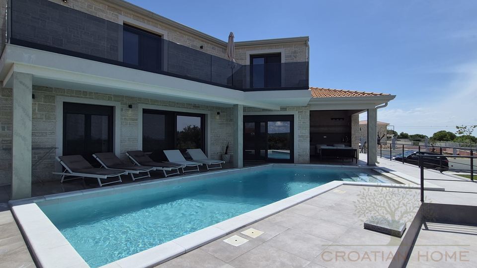 MEDITERRANE TRAUMVILLA MIT POOL UND MEERBLICK KOMPLETT AUSGESTATTET
