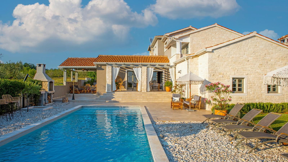 TRAUMVILLA MIT 45 M2 BEHEIZTEM POOL