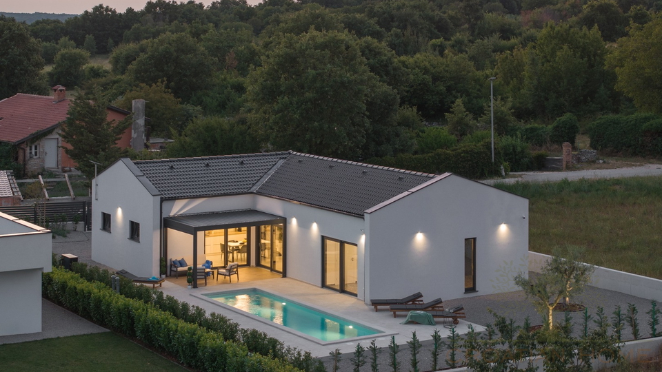 Neubau Bungalow mit beheiztem Pool&comma; Wellnessraum&sol;Fittnessraum&comma; bioklimatische Pergola und Fussbodenheizung&comma; K&uuml;che im Preis inbgrf&comma;