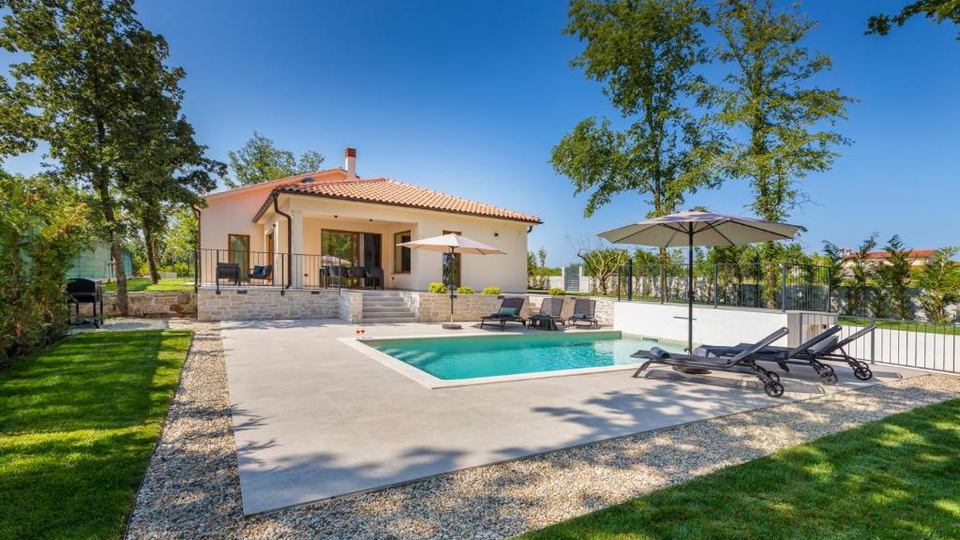 Eleganter Neubau Bungalow mit Pool - Ruhe&comma; Privatsph&auml;re und ganzj&auml;hriger Wohnkomfort