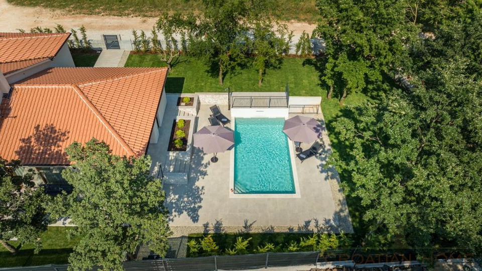 Eleganter Neubau Bungalow mit Pool - Ruhe&comma; Privatsph&auml;re und ganzj&auml;hriger Wohnkomfort