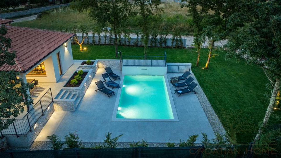 Eleganter Neubau Bungalow mit Pool - Ruhe&comma; Privatsph&auml;re und ganzj&auml;hriger Wohnkomfort