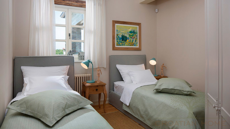 STEINHAUS-VILLA MIT POOL UND 4 SCHLAFZIMMERN -RUHIGE LAGE&excl;
