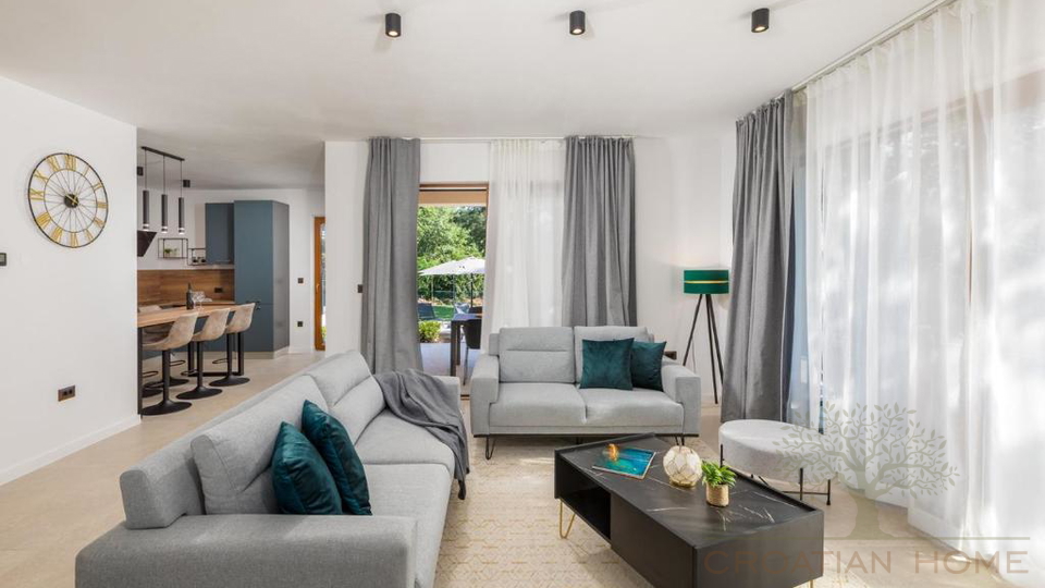 Eleganter Neubau Bungalow mit Pool - Ruhe&comma; Privatsph&auml;re und ganzj&auml;hriger Wohnkomfort