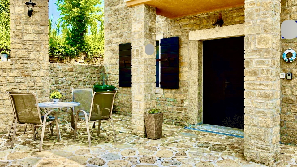 ISTRISCHES STEINHAUS MIT POOL UND GARTEN