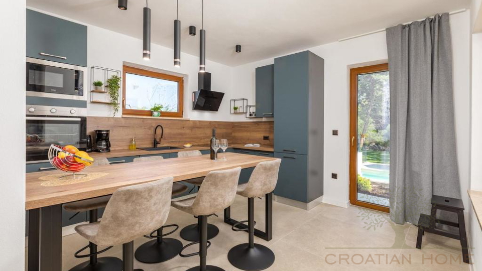 Eleganter Neubau Bungalow mit Pool - Ruhe&comma; Privatsph&auml;re und ganzj&auml;hriger Wohnkomfort