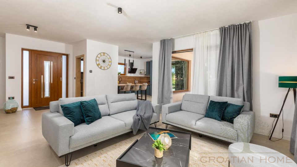 Eleganter Neubau Bungalow mit Pool - Ruhe&comma; Privatsph&auml;re und ganzj&auml;hriger Wohnkomfort