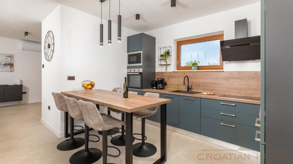 Eleganter Neubau Bungalow mit Pool - Ruhe&comma; Privatsph&auml;re und ganzj&auml;hriger Wohnkomfort