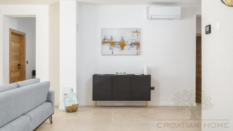 Eleganter Neubau Bungalow mit Pool - Ruhe&comma; Privatsph&auml;re und ganzj&auml;hriger Wohnkomfort