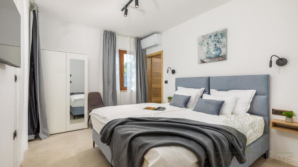 Eleganter Neubau Bungalow mit Pool - Ruhe&comma; Privatsph&auml;re und ganzj&auml;hriger Wohnkomfort