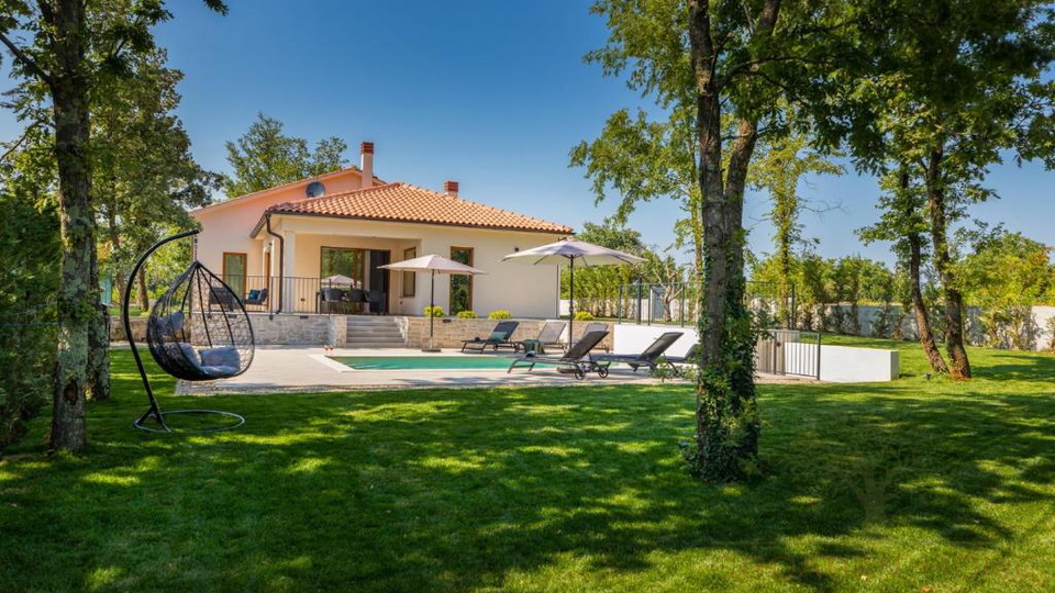 Eleganter Neubau Bungalow mit Pool - Ruhe&comma; Privatsph&auml;re und ganzj&auml;hriger Wohnkomfort