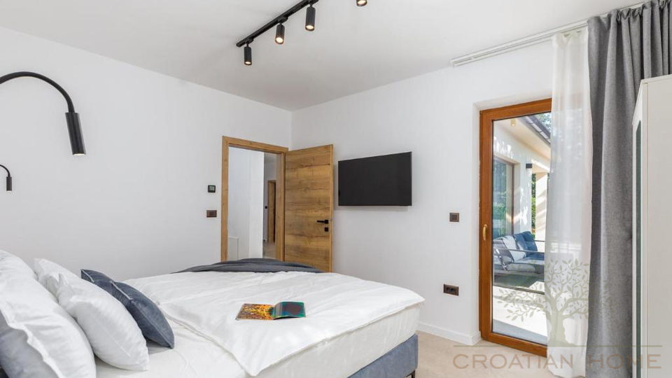 Eleganter Neubau Bungalow mit Pool - Ruhe&comma; Privatsph&auml;re und ganzj&auml;hriger Wohnkomfort