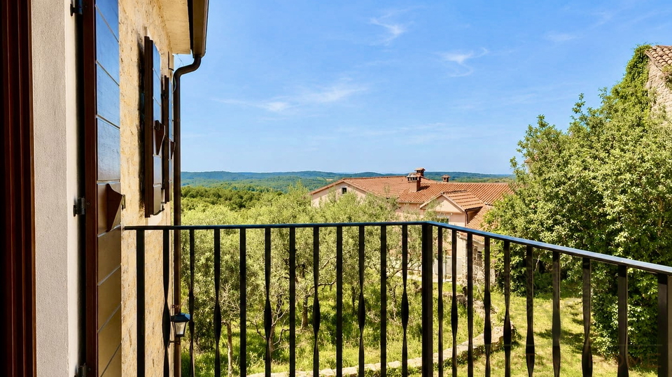 ISTRISCHES STEINHAUS MIT POOL UND GARTEN
