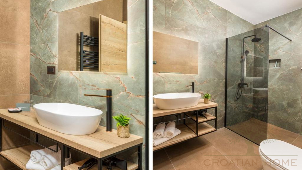 Eleganter Neubau Bungalow mit Pool - Ruhe&comma; Privatsph&auml;re und ganzj&auml;hriger Wohnkomfort