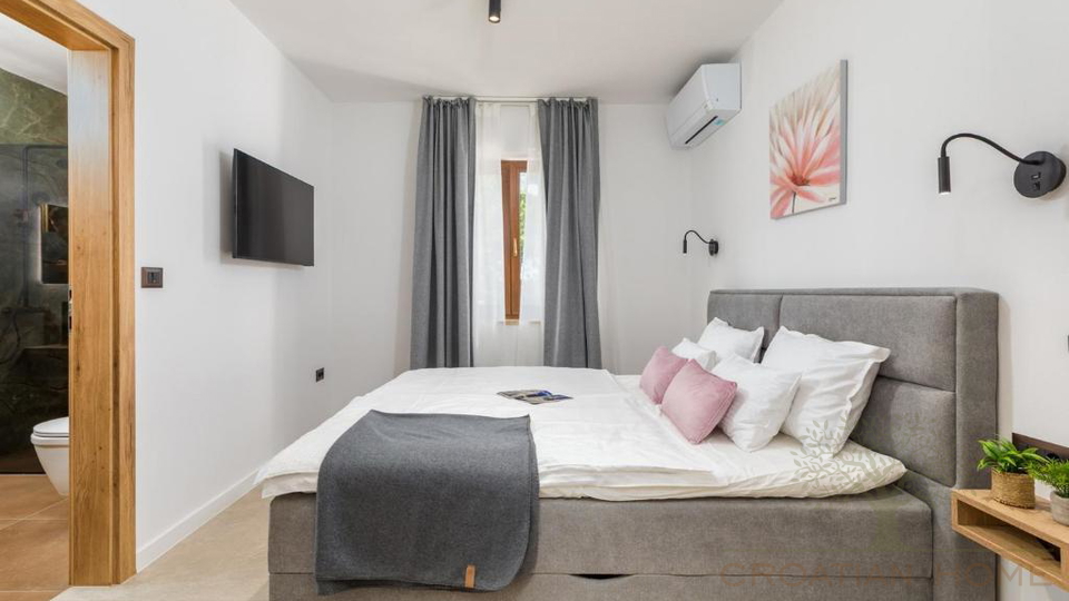 Eleganter Neubau Bungalow mit Pool - Ruhe&comma; Privatsph&auml;re und ganzj&auml;hriger Wohnkomfort