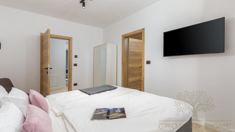 Eleganter Neubau Bungalow mit Pool - Ruhe&comma; Privatsph&auml;re und ganzj&auml;hriger Wohnkomfort