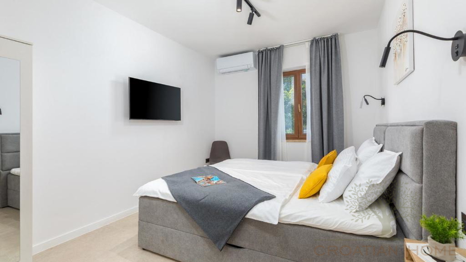 Eleganter Neubau Bungalow mit Pool - Ruhe&comma; Privatsph&auml;re und ganzj&auml;hriger Wohnkomfort