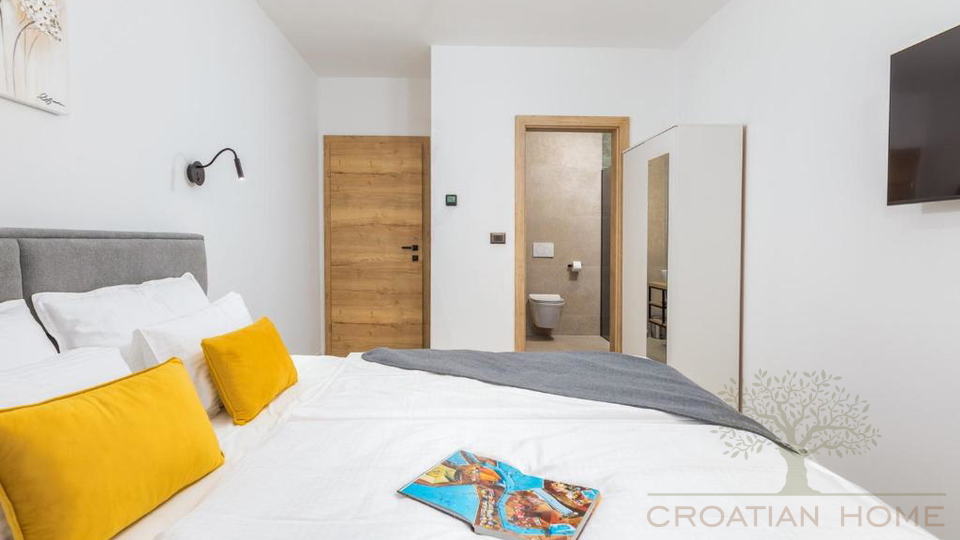 Eleganter Neubau Bungalow mit Pool - Ruhe&comma; Privatsph&auml;re und ganzj&auml;hriger Wohnkomfort