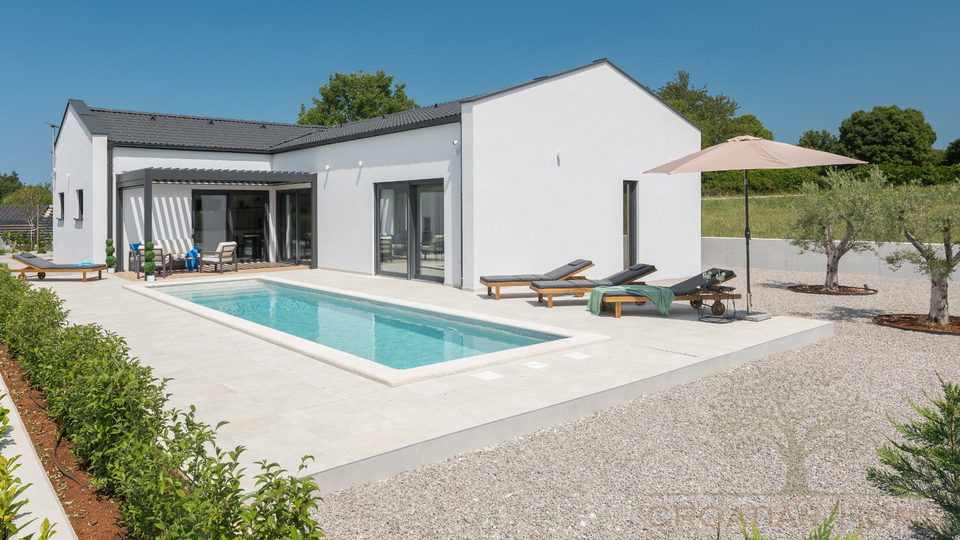 Neubau Bungalow mit beheiztem Pool&comma; Wellnessraum&sol;Fittnessraum&comma; bioklimatische Pergola und Fussbodenheizung&comma; K&uuml;che im Preis inbgrf&comma;