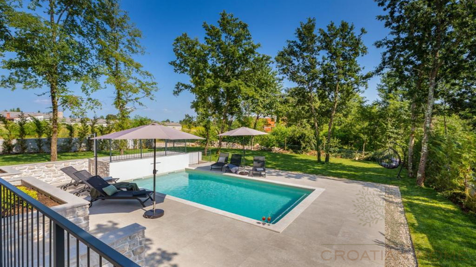 Eleganter Neubau Bungalow mit Pool - Ruhe&comma; Privatsph&auml;re und ganzj&auml;hriger Wohnkomfort
